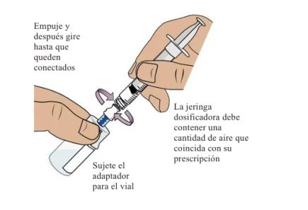 Illustrazione medica che mostra due mani che collegano una siringa a un adattatore per fiala con istruzioni in spagnolo su pressione e aria