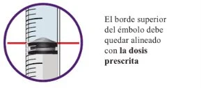 Dettaglio di una siringa con una linea rossa che indica che il bordo superiore dello stantuffo deve essere allineato con la dose prescritta