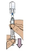 Due mani tengono una siringa collegata a un flacone di vetro con una freccia viola rivolta verso il basso che indica il movimento di aspirazione