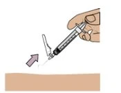 Una mano impugna una siringa inclinata per iniettare il liquido sotto la pelle del braccio indicato da una freccia viola