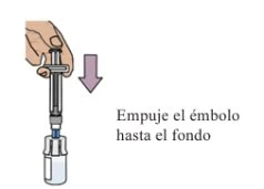 Una mano preme verso il basso il pistone di una siringa contenente liquido con una freccia viola rivolta verso il basso