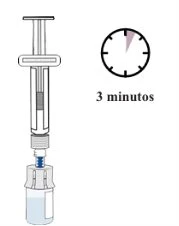 Siringa verticale con ago inserito in un flaconcino di farmaco accanto a un orologio che indica tre minuti di tempo