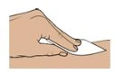 Una mano preme delicatamente un cerotto bianco su una superficie di pelle chiara per applicarlo correttamente