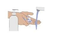 Mani che si lavano con acqua corrente da un rubinetto e sapone versato da un flacone con erogatore a pressione