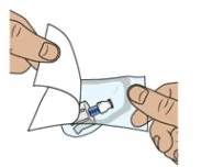 Due mani aprono un involucro di plastica trasparente per estrarre un piccolo flaconcino di vetro con tappo bianco e blu
