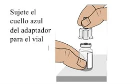 Due mani preparano un flaconcino medico, una tiene il collo blu dell'adattatore sopra il flacone
