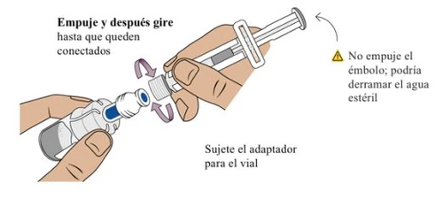 Illustrazione medica che mostra due mani che collegano una siringa a un flaconcino tramite un adattatore con frecce che indicano il movimento rotatorio