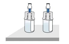 Due flaconi cilindrici bianchi con tappi blu e parti superiori trasparenti posizionati su una superficie piana grigia