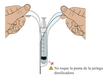 Due mani separano una pellicola protettiva trasparente da una siringa dosatrice con un avviso di pericolo che indica di non toccare la punta