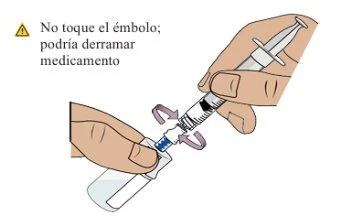 Due mani maneggiano una siringa per aspirare liquido da un flacone con un avviso di pericolo che indica di non toccare l'ago
