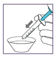 Una mano tiene una siringa inclinata per aspirare un liquido contenuto in una piccola ciotola bianca con una freccia grigia verso il basso
