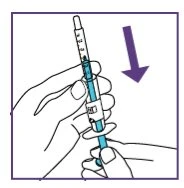 Una mano tiene una penna iniettore mentre l'altra la regola