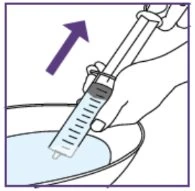 Una mano impugna una siringa e la immerge verticalmente in una ciotola contenente un liquido azzurro con una freccia viola rivolta verso il basso