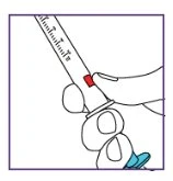 Una mano impugna una siringa graduata con un indicatore rosso e un dito preme il pistone per spingere il liquido attraverso l'ago