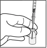 Una mano tiene un piccolo flacone di vetro mentre inserisce il liquido nell'