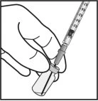Una mano impugna una siringa con ago per aspirare il liquido contenuto nel flacone