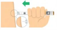 Una mano stringe un autoiniettore e lo dirige verso la parte superiore della coscia con una freccia verde che indica il movimento verso la pelle