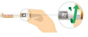 Una mano tiene un dispositivo medico bianco con un ingrandimento che mostra un display digitale e una freccia verde curva per indicare il movimento