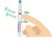 Рука касается боковой стороны медицинской инъекционной ручки указательным пальцем, указывая на