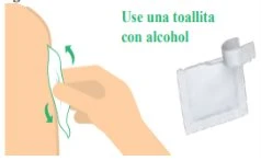 Рука протирает кожу спиртовой салфеткой по движению к