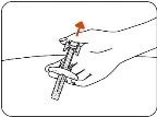 Una mano preme il pistone di una siringa verso il basso con una freccia rossa che indica la direzione del movimento verso il basso