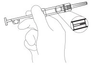 Una mano tiene una siringa orizzontale con un ingrandimento circolare che mostra i segni della scala graduata sul cilindro del dispositivo