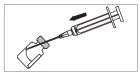 Disegno tecnico di una siringa con ago inserito in un flaconcino di vetro con una freccia nera che indica il movimento di aspirazione del liquido