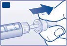 Una mano sostiene un dispositivo médico e inserta con un movimiento indicado por una flecha azul en otro componente cilíndrico