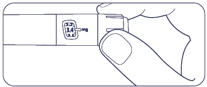 Dos dedos sostienen un dispositivo médico rectangular que muestra un indicador con la inscripción 3,4 mg en el
