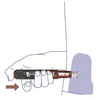 Una mano sostiene una pluma inyectable horizontalmente hacia el muslo de una persona con una flecha roja que indica la dirección del movimiento