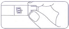 Una mano sostiene un dispositivo médico rectangular con el pulgar apoyado en una parte superior para activarlo o abrirla