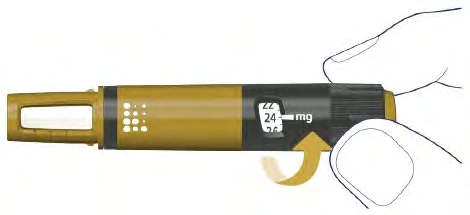 Una mano gira la base de un dispositivo médico cilíndrico color ocre y negro para ajustar la dosis mostrada en una ventana transparente
