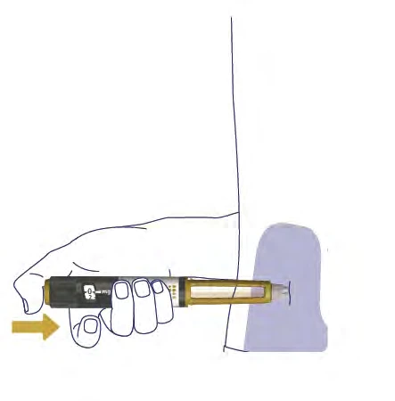 Una mano sostiene un dispositivo de inyección horizontalmente para aplicarlo en la parte superior del muslo con una flecha amarilla hacia la izquierda