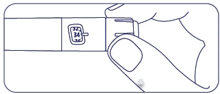Una mano sostiene un dispositivo médico con una pantalla digital que muestra el número 34 en un cuadro central
