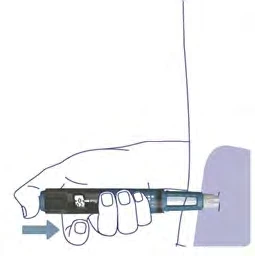 Una mano sostiene una pluma inyectable azul y negra presionándola contra la piel del brazo para administrar el medicamento