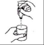 Dibujo en blanco y negro que muestra una mano vertiendo líquido de un vial a un pequeño vaso sostenido por la