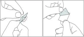 Due disegni lineari mostrano mani che maneggiano con cura un piccolo oggetto quadrato di colore azzurro per aprirlo o manipolarlo correttamente