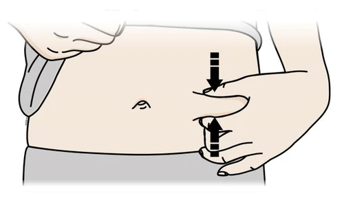 Una mano pellizca la piel del