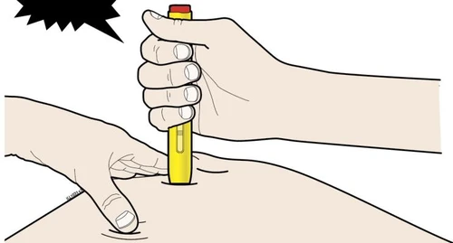 Una mano sostiene un dispositivo médico amarillo y lo presiona verticalmente contra la piel del