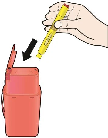 Una mano inserta una pluma inyectora amarilla en un contenedor para residuos médicos de color rojo con tapa abierta
