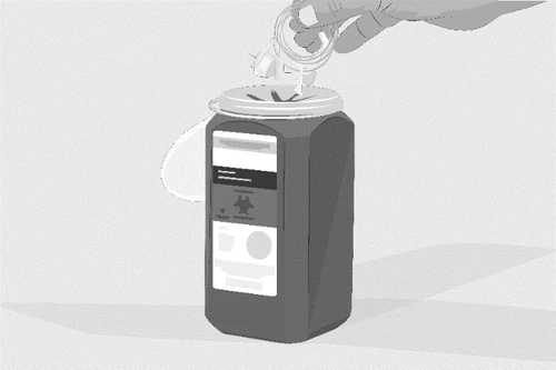 Una mano sostiene un dispositivo médico transparente sobre un frasco oscuro con etiqueta blanca para su llenado