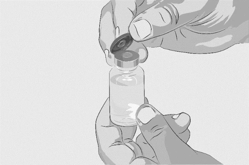 Dos manos sostienen un frasco de vidrio transparente con líquido mientras una mano retira el tapón metálico superior con los dedos