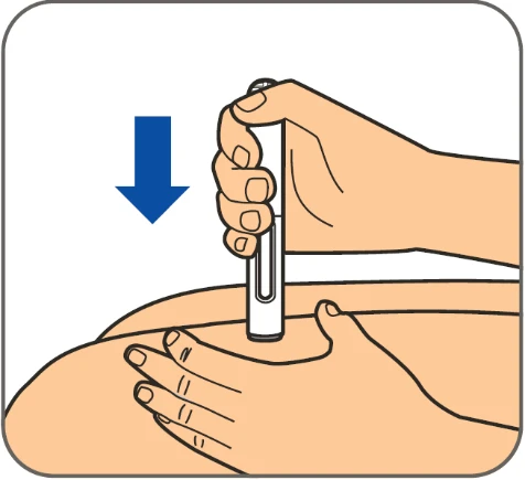 A hand holds an injection pen pressing it vertically against the thigh supported by the