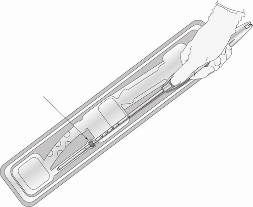 Technical drawing showing a gloved hand removing a syringe with needle from a transparent plastic blister with rounded edges