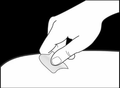 Una mano applica un piccolo cerotto adesivo sulla superficie della pelle di un corpo umano su sfondo nero