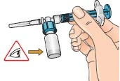 Una mano impugna una siringa con ago e flacone collegato, mentre un simbolo con un occhio indica di controllare il contenuto del contenitore