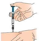 Una mano tiene verticalmente una siringa con liquido e la punta dell'ago viene appoggiata sulla pelle di un braccio per un'iniezione