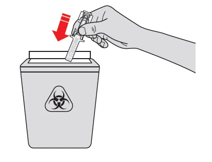 Ręka trzyma strzykawkę i wkłada ją do pojemnika na odpady biologiczne oznaczonego symbolem zagrożenia biologicznego wskazanego czerwoną strzałką