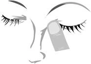 Dibujo estilizado en blanco y negro de un rostro que muestra ojos cerrados con largas pestañas y una tirita aplicada sobre el párpado izquierdo