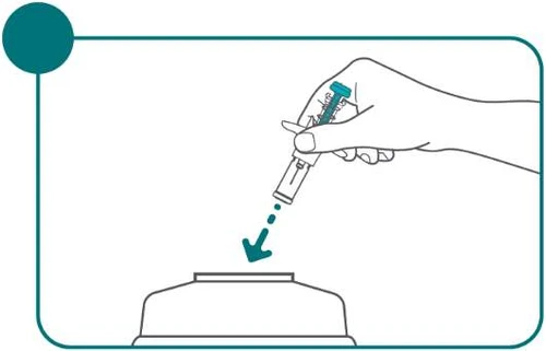 Una mano sostiene un dispositivo médico en forma de pluma y lo dirige hacia abajo con una flecha que indica el